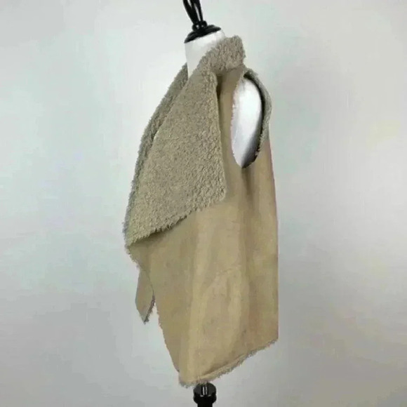Velvet faux suede vest size M tan open front - Picture 6 of 7